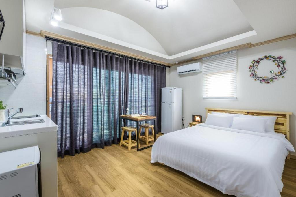 Romance Jeju Pension Kültér fotó