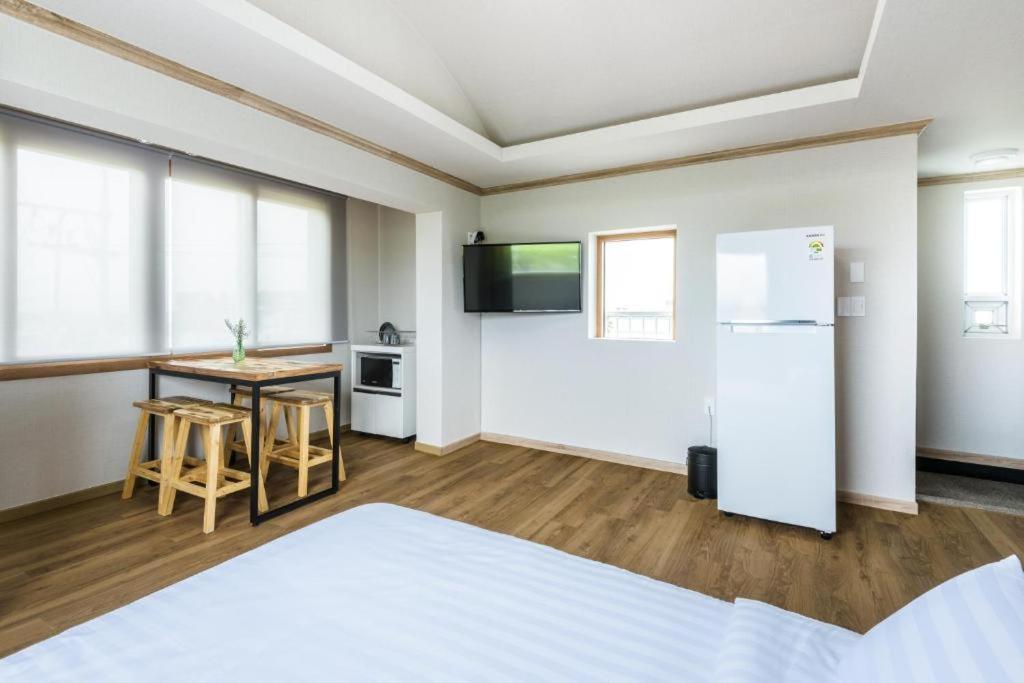 Romance Jeju Pension Kültér fotó