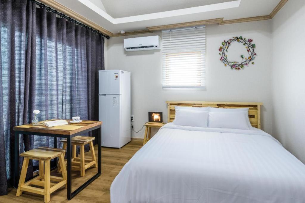 Romance Jeju Pension Kültér fotó